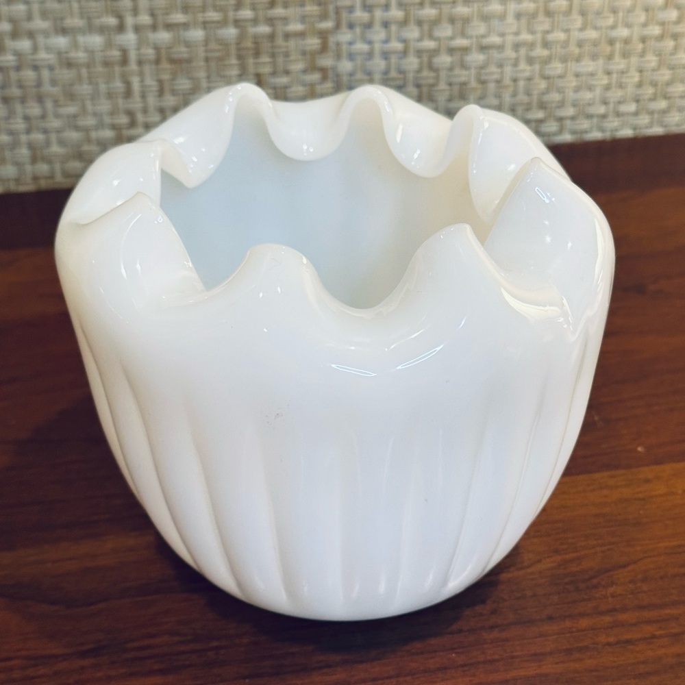 🌟HP🌟VTG 1950s Fenton White Milk Glass Ribbed Rose Bowl Vase - Picture 3 of 5